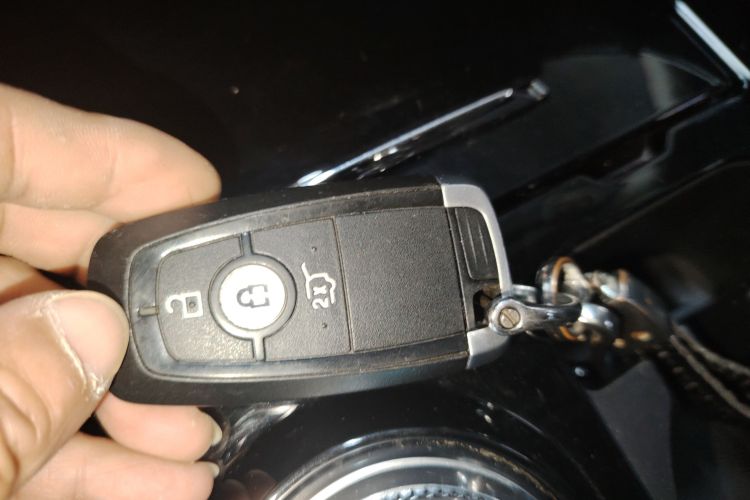 福特 探险者 2020款 EcoBoost 285 四驱风尚版 7座中控内饰7001