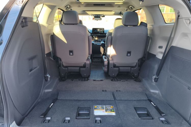 丰田 格瑞维亚 2023款 2.5L混动 豪华版局部细节23