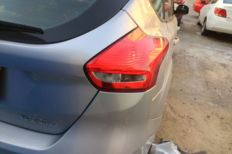 福特 福克斯 2015款 两厢 1.6L 自动舒适型车身外观9