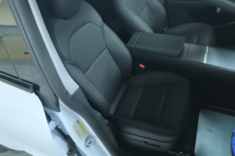 特斯拉 Model Y 2025款 长续航全轮驱动版局部细节41