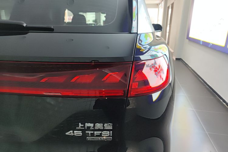 奥迪Q6 2024款 45 TFSI quattro 齐云型 羽林套装 7座车身外观6006