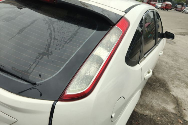 福特 福克斯 2013款 两厢经典 1.8L 手动百万纪念版车身外观9