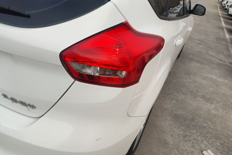 福特 福克斯 2018款 两厢经典 1.6L 自动风尚型智行版车身外观9