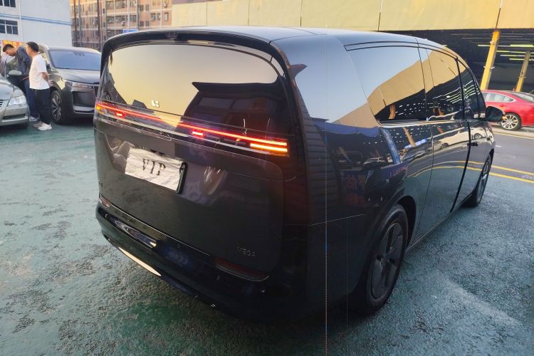 理想汽车 理想MEGA 2024款 Ultra车身外观7