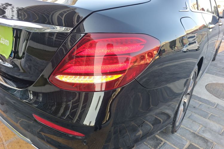 奔驰E级 2017款 E 300 L 运动豪华型车身外观9