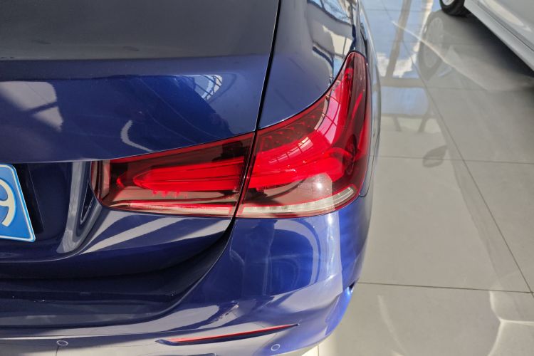 奔驰A级 2020款 改款 A 200 L 运动轿车时尚型车身外观9