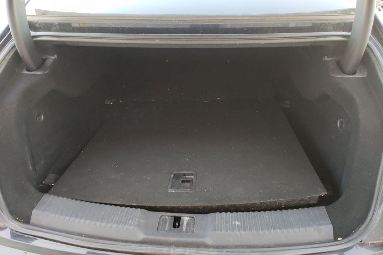 红旗H9 2020款 2.0T 智联旗享版机舱底盘23