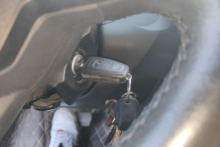 福特 福克斯 2017款 两厢 1.6L 自动风尚型智行版中控内饰7001