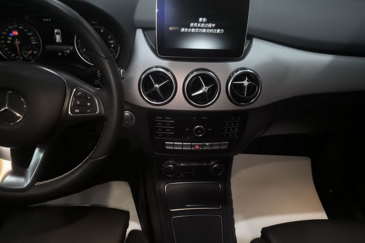 奔驰B级 2017款 B 200 动感型中控内饰16