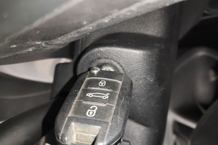 标致301 2014款 1.6L 手动舒适版中控内饰11