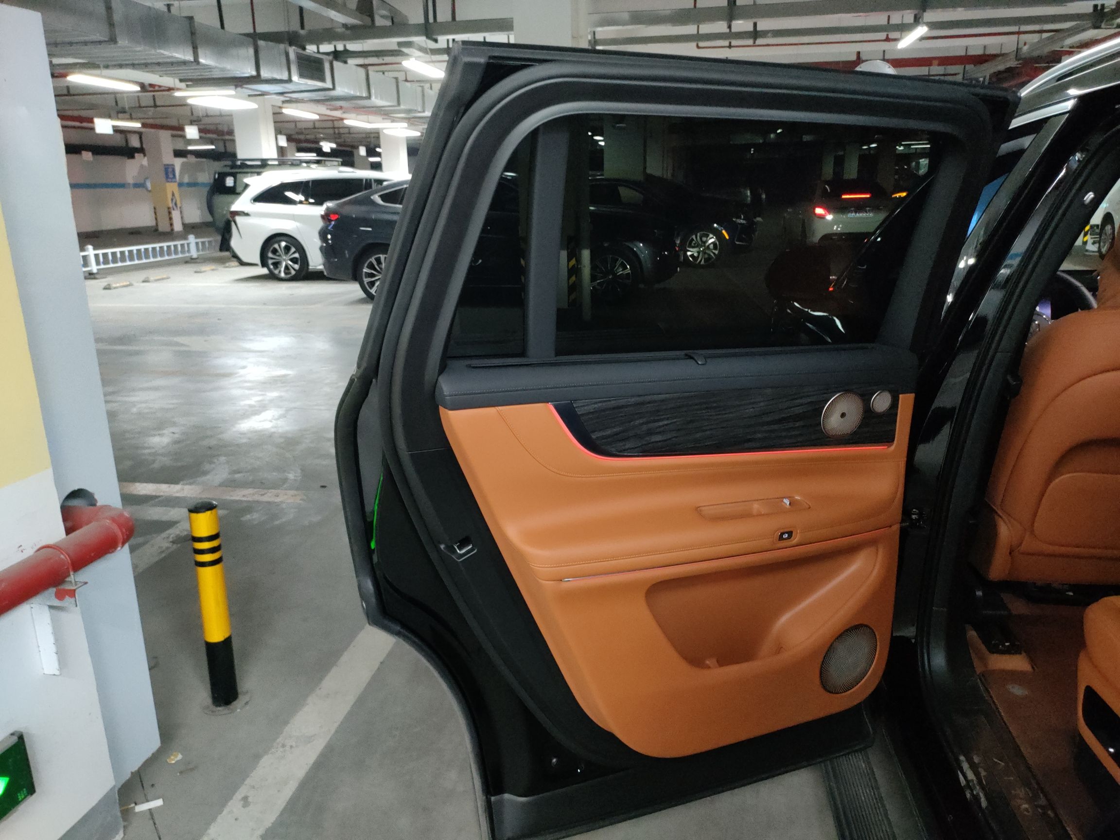 鸿蒙智行 问界M9 2024款 增程 Ultra版 42kWh 6座版