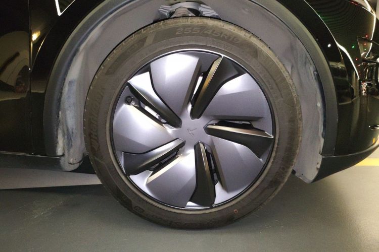 特斯拉 Model Y 2025款 长续航全轮驱动版车身外观10