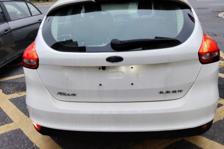 福特 福克斯 2015款 两厢 1.6L 自动舒适型车身外观6