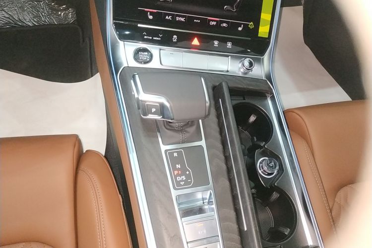 奥迪A6L 2025款 改款 45 TFSI quattro 臻选动感型中控内饰18