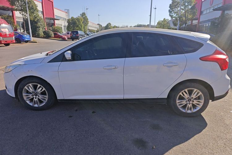 福特 福克斯 2012款 两厢 1.6L 自动舒适型车身外观4