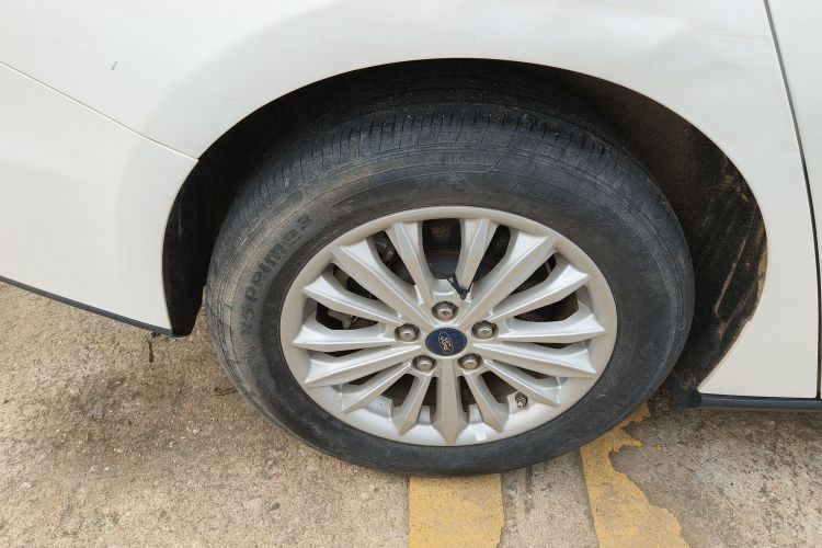 福特 福克斯 2019款 三厢 EcoBoost 180 自动锋潮型车身外观6008