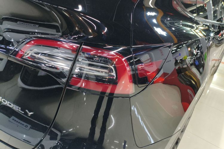 特斯拉 Model Y 2022款 后轮驱动版车身外观9