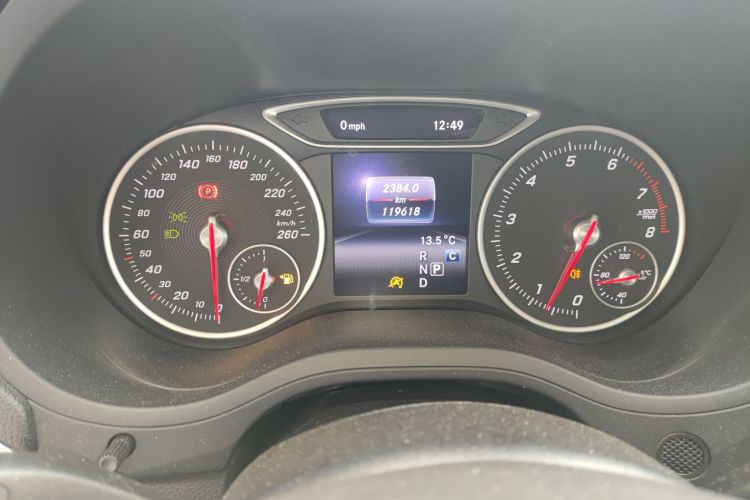 奔驰B级 2019款 B 200 动感型中控内饰14