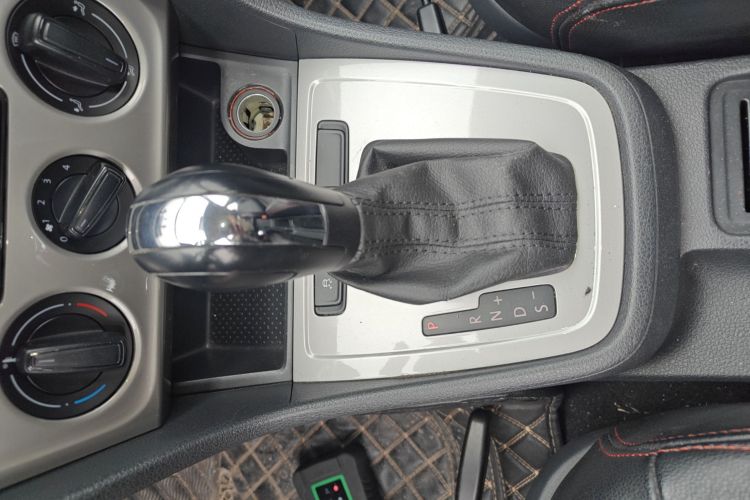 大众 朗逸 2013款 改款经典 1.6L 自动风尚版中控内饰18