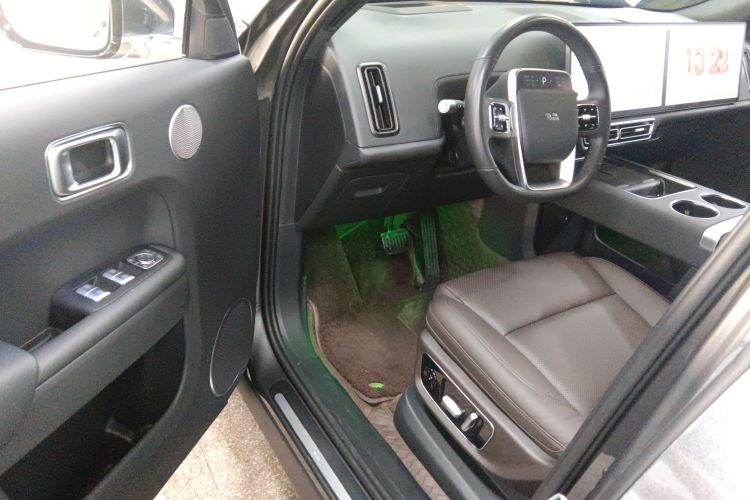 理想汽车 理想L8 2023款 Air中控内饰20
