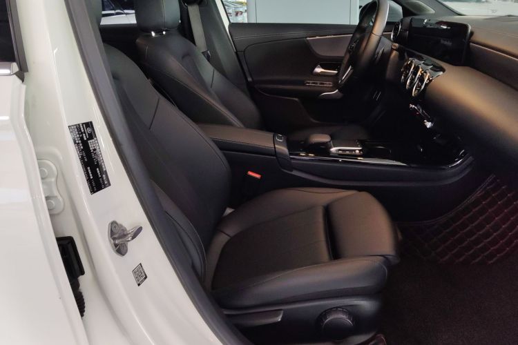 奔驰A级 2021款 A 180 L 运动轿车局部细节41