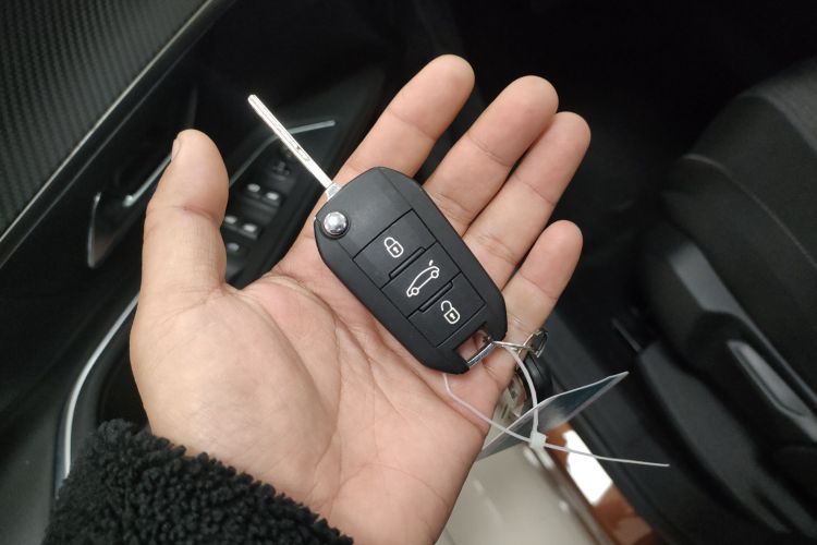 标致4008 2019款 400THP 尝先版中控内饰7001