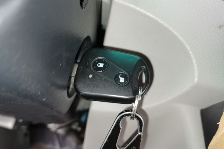 SRM鑫源 好运 2023款 标准型客车 6座中控内饰11