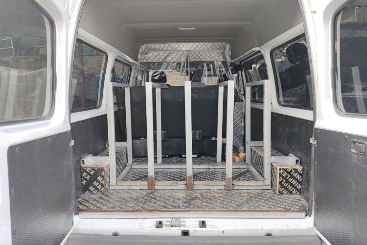 江铃 特顺 2021款 2.8T空间王金牛款短轴中高顶6座柴油国VI JX493中控内饰23