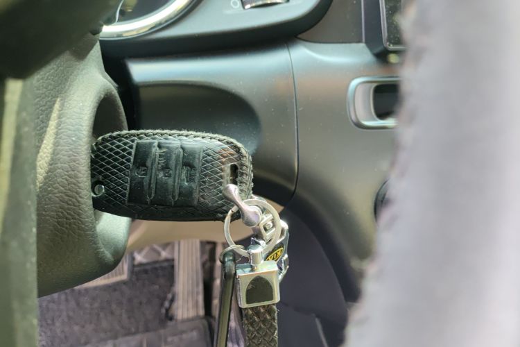 起亚K5 2015款 2.0L 自动GL中控内饰11