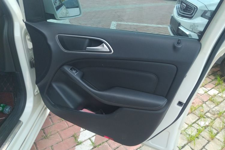 奔驰B级 2017款 B 200 动感型中控内饰42