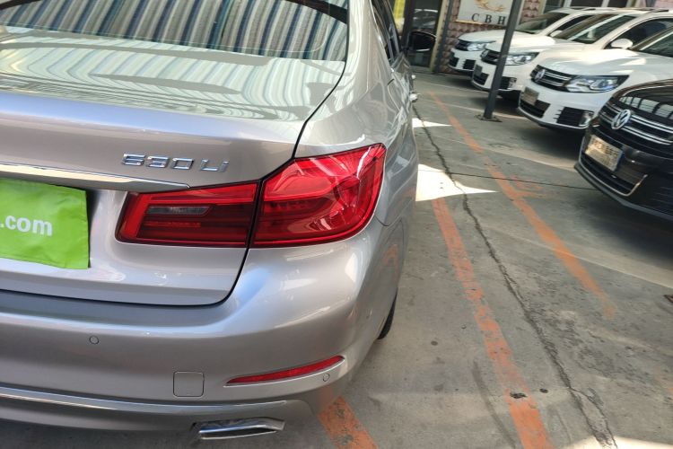 宝马5系 2018款 改款 530Li 领先型 豪华套装车身外观9