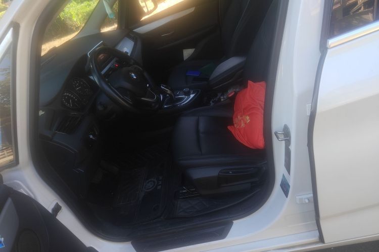 宝马2系多功能旅行车 2019款 220i 领先型局部细节19