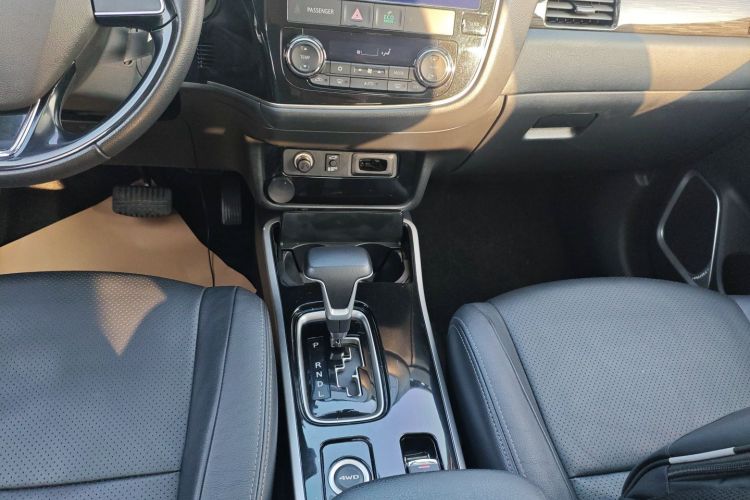 三菱 欧蓝德 2018款 2.4L 四驱豪华版 7座中控内饰18