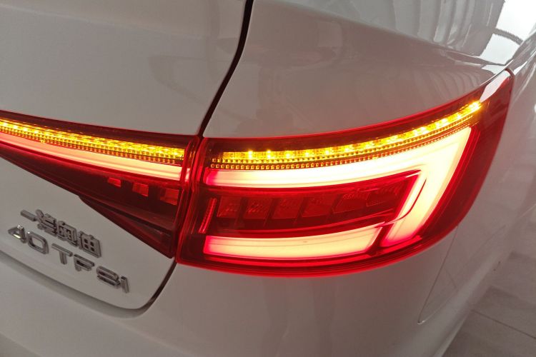 奥迪A4L 2018款 30周年年型 40 TFSI 运动型车身外观9