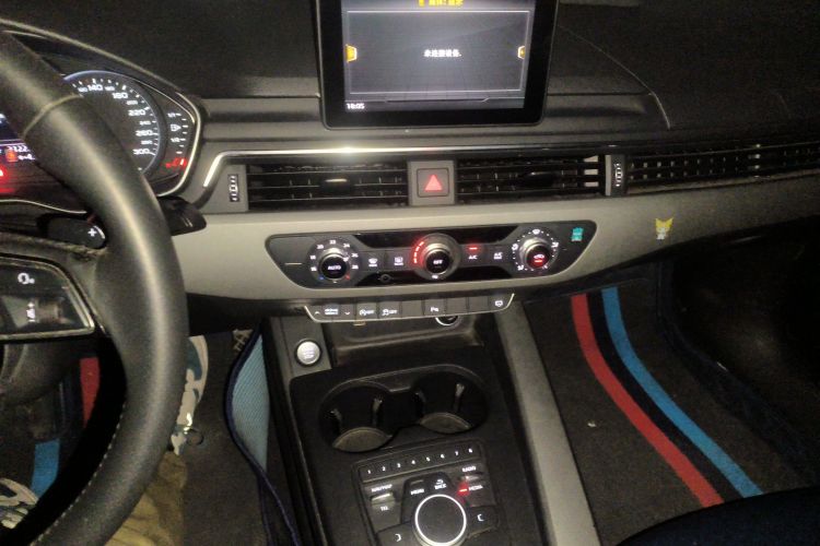 奥迪A4L 2018款 30周年年型 40 TFSI 进取型中控内饰16