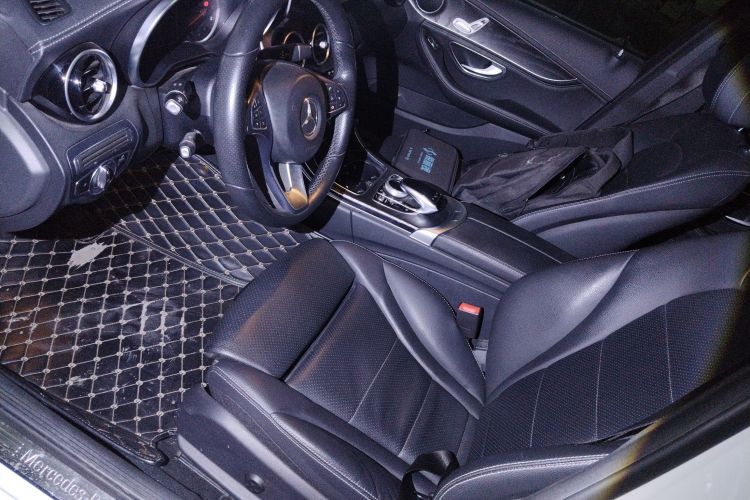 奔驰C级 2018款 C 180 L 时尚型运动版中控内饰19