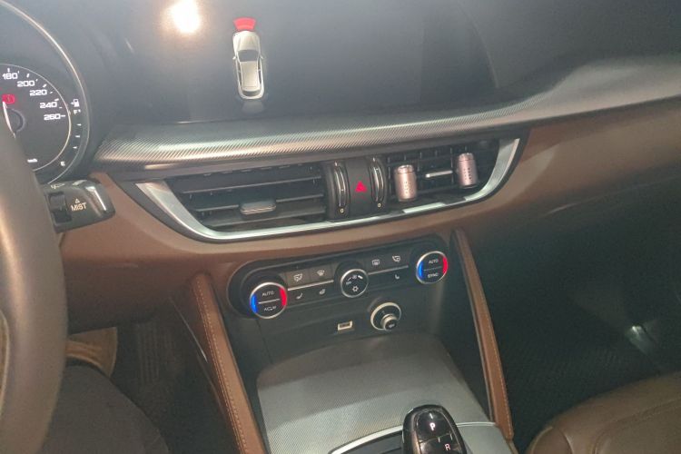 阿尔法·罗密欧 Stelvio斯坦维 2017款 2.0T 200HP 精英版中控内饰16