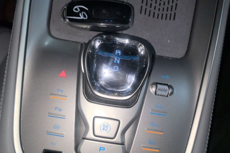 腾势N8 2023款 四驱超混旗舰七座版局部细节18