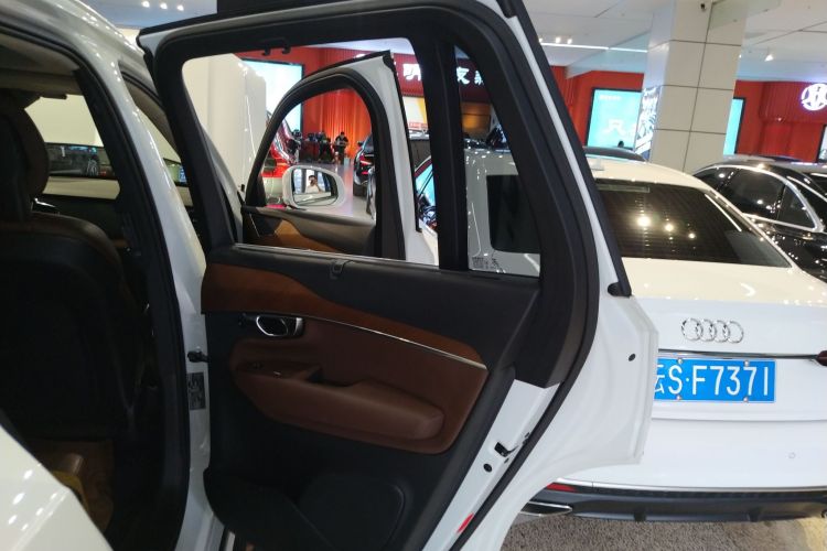 沃尔沃XC90 2020款 改款 T6 智逸豪华版 7座中控内饰45