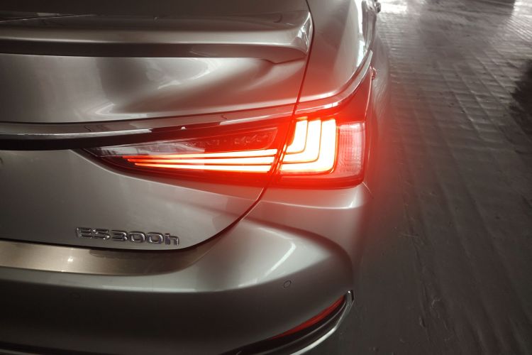 雷克萨斯ES 2018款 300h 卓越版 国VI车身外观9