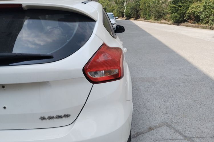 福特 福克斯 2018款 两厢经典 1.6L 自动舒适型智行版车身外观9