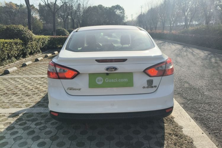 福特 福克斯 2012款 三厢 1.6L 手动风尚型车身外观6