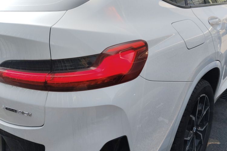 宝马X4 2022款 xDrive 25i M运动套装车身外观9
