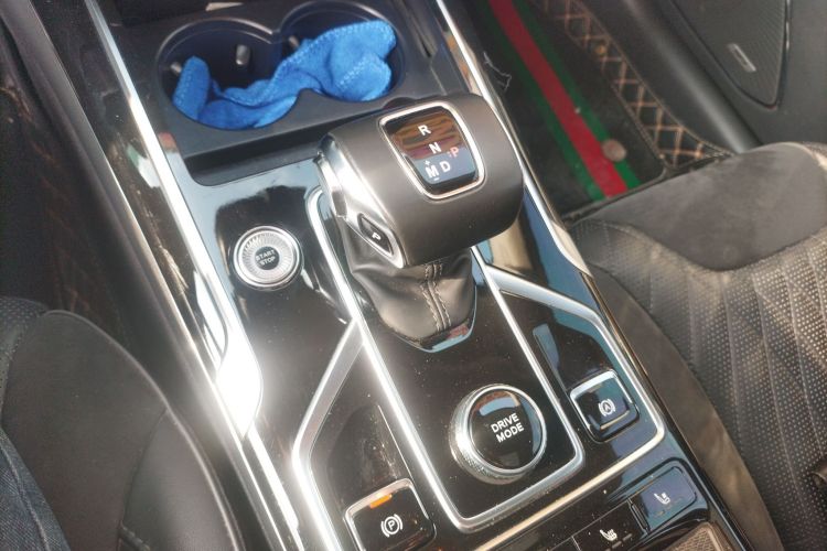 红旗HS5 2022款 改款 2.0T 智联旗享版中控内饰18