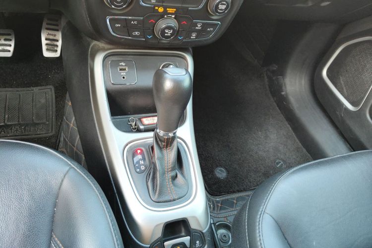 Jeep 指南者 2017款 200T 自动家享版中控内饰18