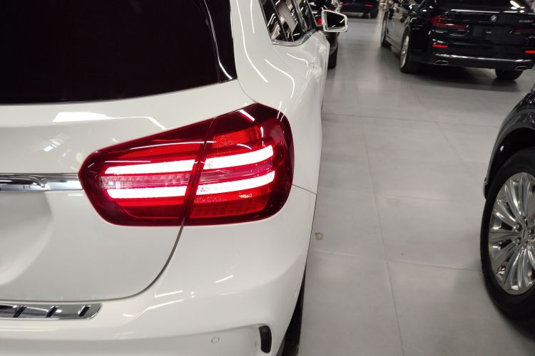 奔驰GLA 2019款 GLA 200 时尚型车身外观9