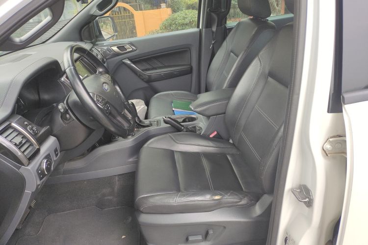 福特 撼路者 2017款 2.0T 汽油自动四驱旗舰版 7座局部细节19