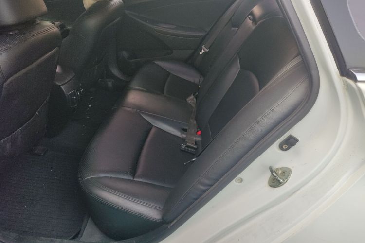 现代 索纳塔 2013款 2.0L 自动时尚版中控内饰21