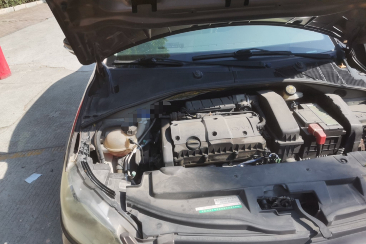 标致301 2014款 1.6L 自动舒适版机舱底盘25