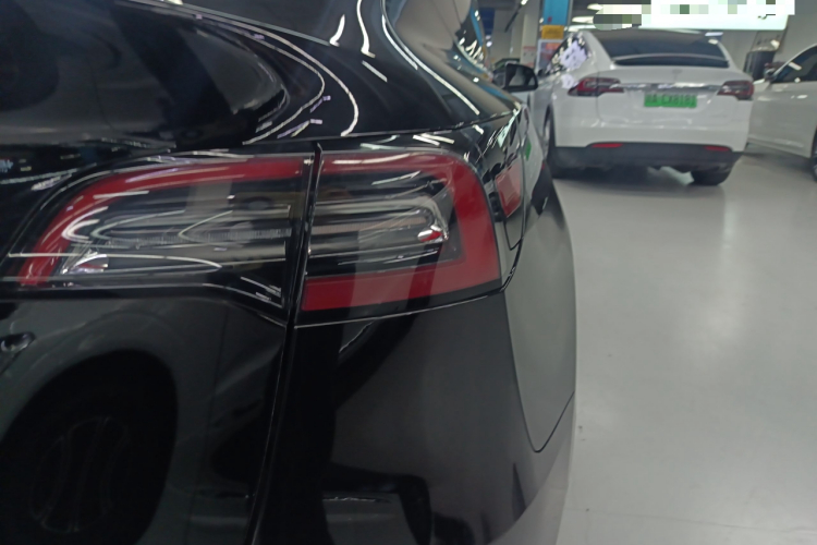 特斯拉 Model Y 2021款 长续航全轮驱动版 3D7车身外观9